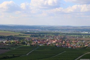 Blick vom terroir f Rödelsee auf Rödelsee und Kitzingen am 1. Oktober 2025