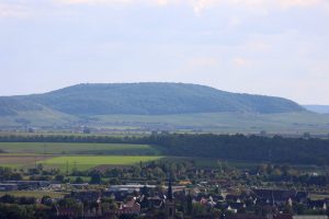 Blick vom terroir f Iphofen auf Iphofen, Bullenheimer Berg und links darunter Hüttenheim am 1. Oktober 2025