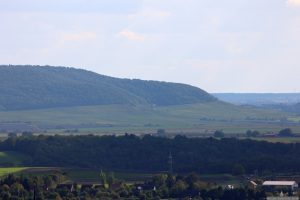 Weinparadiesscheune (Bildmitte) am Bullenheimer Berg am 1. Oktober 2025