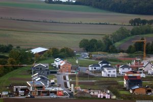 Neuer Kreisverkehr und Neubausiedlung in Rödelsee am 1. Oktober 2025