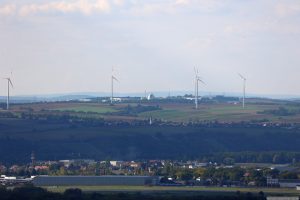 Flugplatz Kitzingen, darüber Buchbrunn und der Mainfrankenpark Dettelbach am 1. Oktober 2025