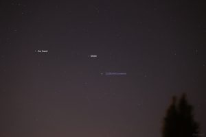 Cor Caroli, Chara und Komet C/2025 A6 (Lemmon) am 14. Oktober 2025 um 19:51 Uhr