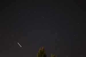 Komet C/2025 A6 (Lemmon) am 15. Oktober 2025 um 20:05 Uhr unterhalb der Deichsel des Großen Wagens im Sternbild Jagdhunde (weißer Pfeil)