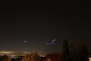 Komet C/2025 A6 (Lemmon) am 15. Oktober 2025 um 20:11 Uhr unterhalb der Deichsel des Großen Wagens im Sternbild Jagdhunde (weißer Pfeil)