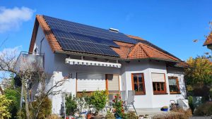 Schattenwurf des Baukrans in der Nachbarschaft auf unsere PV-Anlage am 21. Oktober 2025