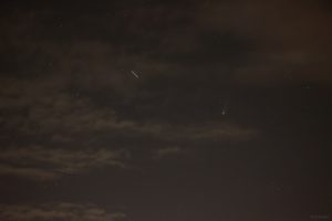 Komet C/2025 A6 (Lemmon) am 24. Oktober 2025 um 20:19 Uhr unterhalb des Sternbildes Nördliche Krone