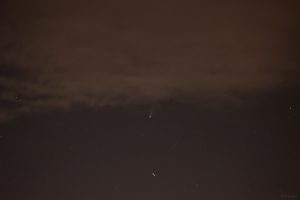 Komet C/2025 A6 (Lemmon) am 24. Oktober 2025 um 20:21 Uhr unterhalb des Sternbildes Nördliche Krone