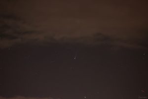 Komet C/2025 A6 (Lemmon) am 24. Oktober 2025 um 20:22 Uhr unterhalb des Sternbildes Nördliche Krone