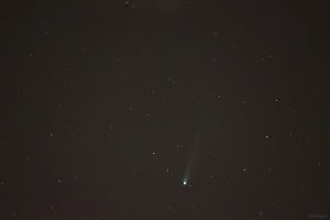 Komet C/2025 A6 (Lemmon) am 24. Oktober 2025 um 20:24 Uhr unterhalb des Sternbildes Nördliche Krone
