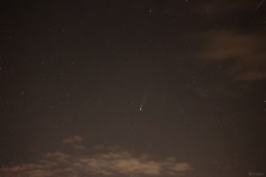 Komet C/2025 A6 (Lemmon) am 24. Oktober 2025 um 20:26 Uhr unterhalb des Sternbildes Nördliche Krone