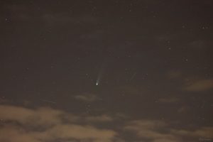 Komet C/2025 A6 (Lemmon) am 24. Oktober 2025 um 20:36 Uhr unterhalb des Sternbildes Nördliche Krone