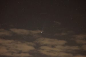 Komet C/2025 A6 (Lemmon) am 24. Oktober 2025 um 20:37 Uhr unterhalb des Sternbildes Nördliche Krone