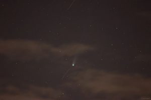 Komet C/2025 A6 (Lemmon) am 24. Oktober 2025 um 20:37 Uhr unterhalb des Sternbildes Nördliche Krone