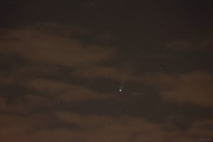 Komet C/2025 A6 (Lemmon) am 24. Oktober 2025 um 20:40 Uhr unterhalb des Sternbildes Nördliche Krone