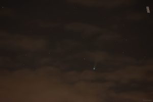 Komet C/2025 A6 (Lemmon) am 24. Oktober 2025 um 20:42 Uhr unterhalb des Sternbildes Nördliche Krone