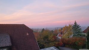 Morgenrot mit erstem Reif auf dem Dach am 31. Oktober 2025