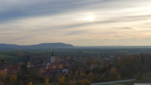 Markt Einersheim am 5. November 2025 mit Blick auf den Bullenheimer Berg