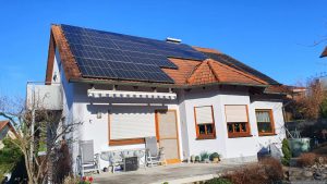 Der Schattenwurf des Baukrans in der Nachbarschaft auf unsere PV-Anlage am 21. November 2025 bewirkt 3 bis 4 kW weniger Stromerzeugung