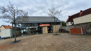 Dorfhaus und Dorfplatz in Kist am 19. Dezember 2025