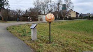 Infotafel und Modell der Sonne am Ausgangspunkt zum Planetenweg Kist