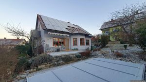 Erster Schnee in diesem Winter in unserem Garten am 30. Dezember 2025