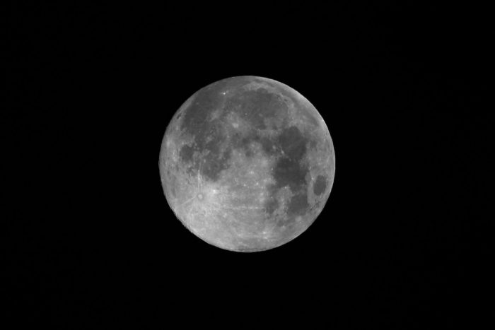Zunehmender Mond am 3. Januar 2026 um 04:36 Uhr in Erdnähe. Entfernung: 358.009 Kilometer. Beleuchtet: 99,7%