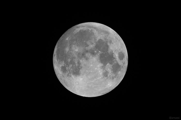 Zunehmender Mond am 3. März 2026 um 04:20 Uhr am Westhimmel. Entfernung: 378.637 Kilometer. Beleuchtet: 99,8%