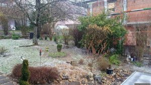 Unser Garten am 16. März 2026 während eines Gewitters mit Graupelschauer