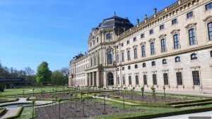 Residenz und Hofgarten in Würzburg am Main am 17. April 2026