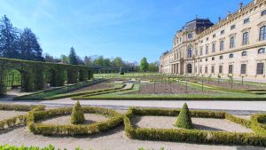 Residenz und Hofgarten in Würzburg am Main am 17. April 2026