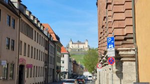 Blick von der Neubaustraße in Würzburg am Main auf die Festung Marienberg