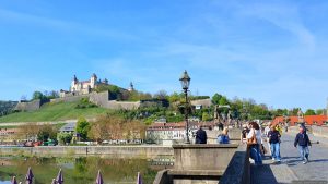 Festung Marienberg und Alte Mainbrücke in Würzburg am 17. April 2026
