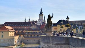 Blick von der Alten Mainbrücke in Würzburg Richtung Grafeneckart und Dom