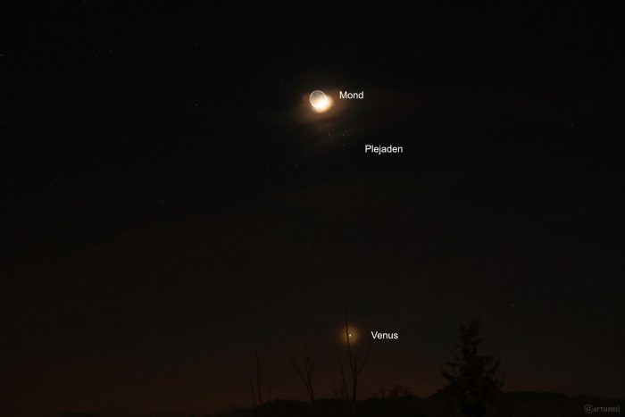 Konstellation Mond, Plejaden und Venus am 19. April 2026 um 21:53 Uhr