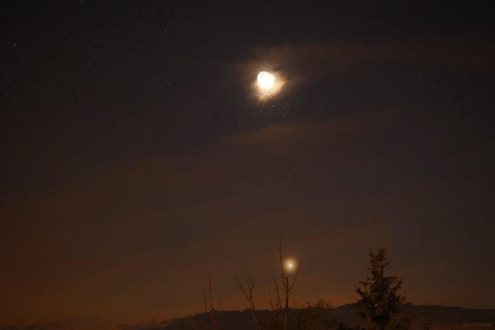 Konstellation Mond, Plejaden und Venus am 19. April 2026 um 21:54 Uhr