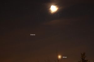 Konstellation Mond, Plejaden, Uranus und Venus am 19. April 2026 um 21:54 Uhr
