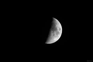Zunehmender Mond zu 46,6% beleuchtet am 23. April 2026