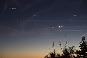 Aldebaran im Sternbild Stier mit den Hyaden, Plejaden, Abendstern Venus und Uranus am 23. April 2026 um 21:44 Uhr am Westhimmel von Eisingen
