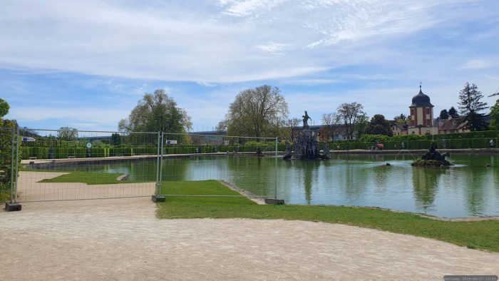 Wegen Umbauarbeiten noch gesperrt: Große See im Hofgarten Veitshöchheim am 27. April 2026