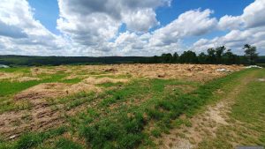 Verbrannte Strohballen verteilt auf Acker am 8. Mai 2026 bei Wadlbrunn