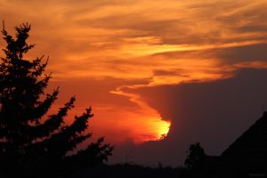 Sonnenuntergang hinter Wolken am 27. Juni 2026