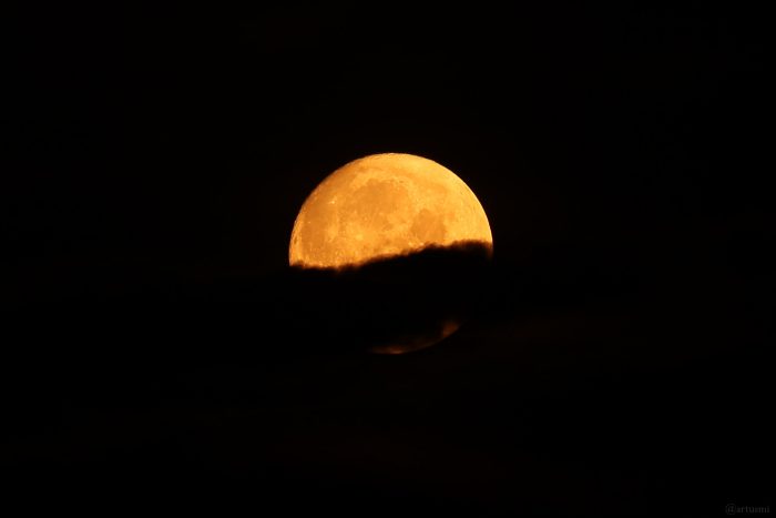 Untergehender zunehmender Mond (98,9% beleuchtet) am 29. Juni 2026
