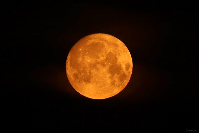 Untergehender zunehmender Mond (98,9% beleuchtet) am 29. Juni 2026
