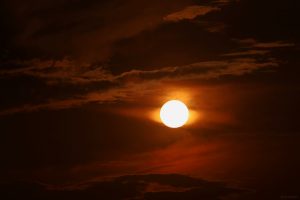 Untergehender zunehmender Mond (98,9% beleuchtet) am 29. Juni 2026