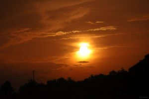 Untergehender zunehmender Mond (98,9% beleuchtet) am 29. Juni 2026