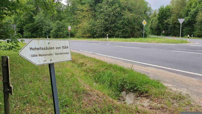 Wegweiser zu den Hoheitssäulen an der Staatsstraße 578 im Irtenberger Wald gegen über der Einmündung nach Altertheim