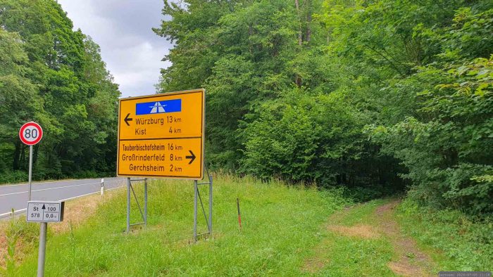Waldweg zu den Hoheitssäulen im Irtenberger Wald an der Staatsstraße 578 Richtung Kist