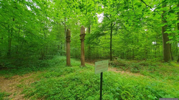 Hoheitssäulen im Irtenberger Wald am 5. Juli 2026