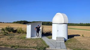 Artur Schmitt am Neubau an der Hans-Haffner-Sternwarte bei Hettstadt am 29. Juli 2026