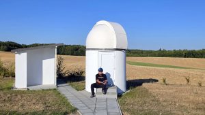 Artur Schmitt am Neubau an der Hans-Haffner-Sternwarte bei Hettstadt am 29. Juli 2026